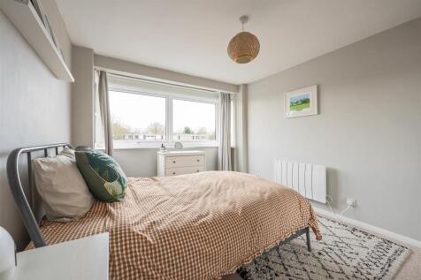 Queenswood Gardens, E11