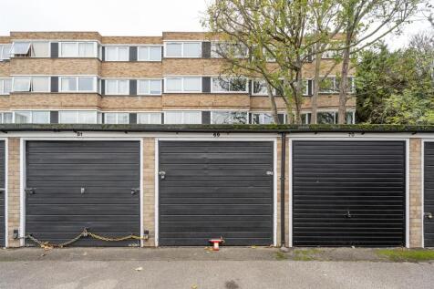 Queenswood Gardens, E11