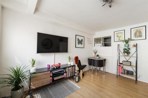 Queenswood Gardens E11