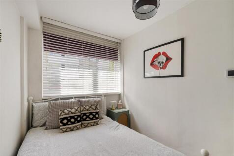 Queenswood Gardens E11