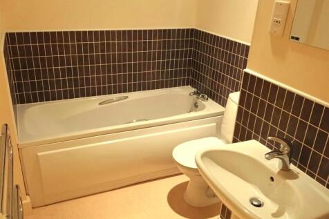26 Moorside, bathroom.jpg