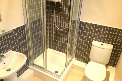26 Moorside, en-suite.jpg