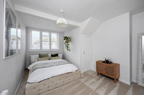 6,6 Seafield Bed 1.jpg