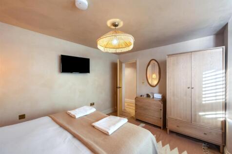 Lower Ground Floor Flat-002.jpg
