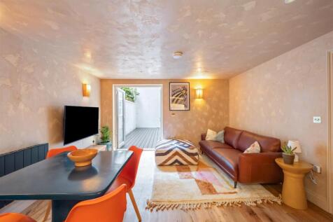 Lower Ground Floor Flat-005.jpg