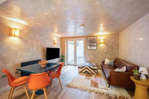 Lower Ground Floor Flat-008.jpg