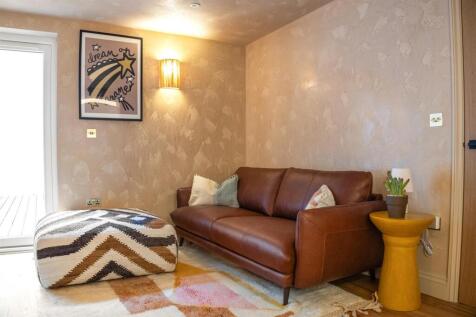 Lower Ground Floor Flat-014.jpg