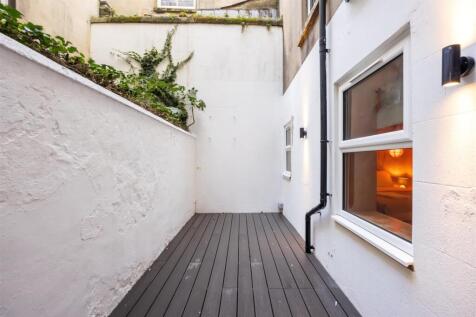 Lower Ground Floor Flat-018.jpg