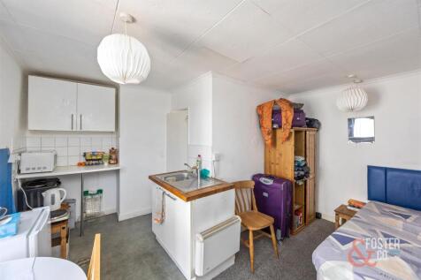 Flat 6 - 2nd Floor-003.JPG