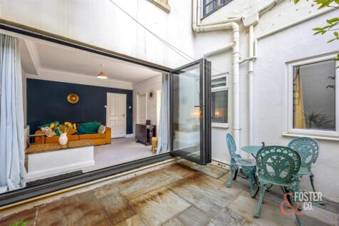 St Aubyns 22, Flat 2-012.JPG