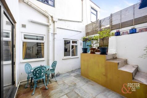 St Aubyns 22, Flat 2-017.JPG