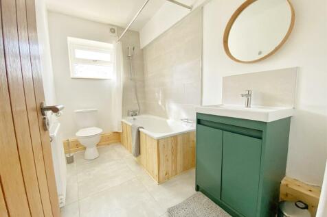 Bathroom 3.JPG