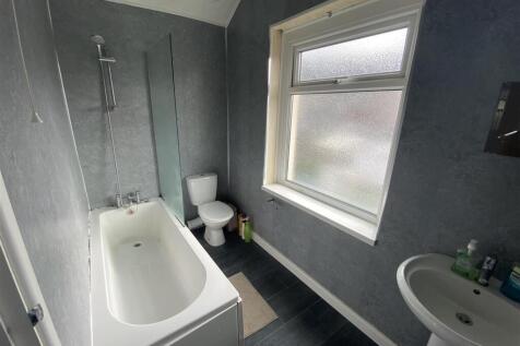 4RT Bathroom.JPG