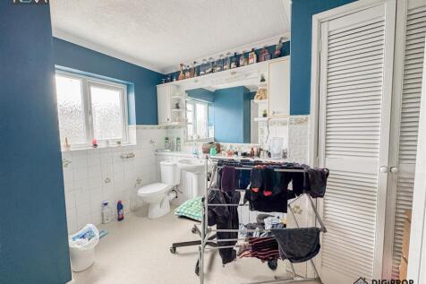 room5_ensuite2.jpg