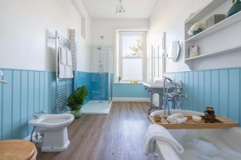 Second Floor Family Bathroom 