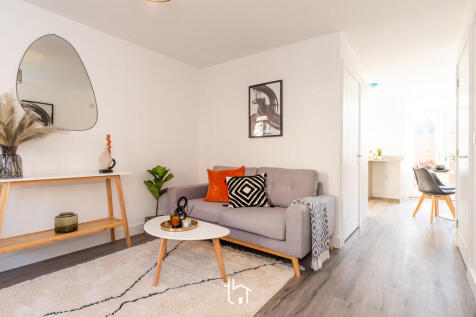 Lounge to Kitchen...