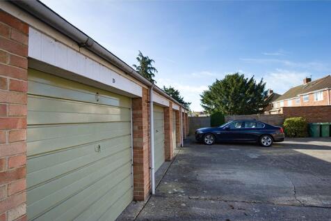 Garage - parking space in front