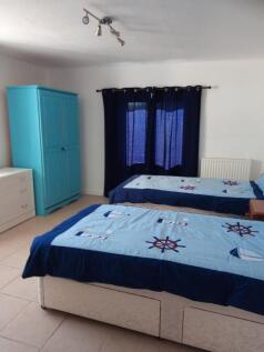 Bed 2 set up with twin beds