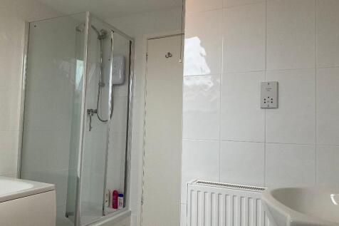 Bathroom: choice of shower or bath