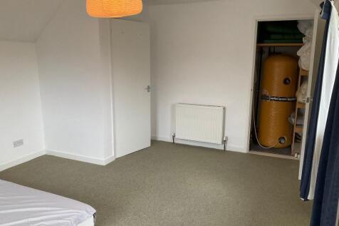 Bed 1, airing cupboard so helpful