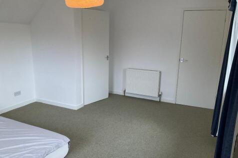 Bed 1, lots of space