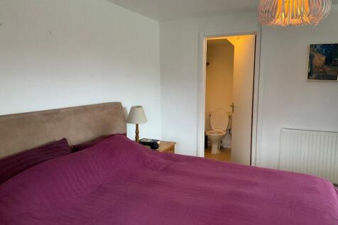 Bed 2 w/ ensuite shower room