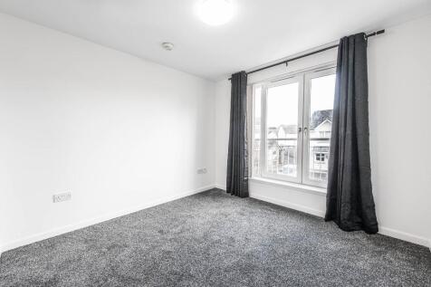 LARGE MASTER BEDROOM