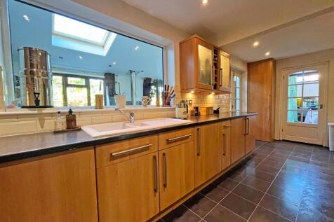 Kitchen2.jpg