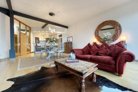Living Room / Dining