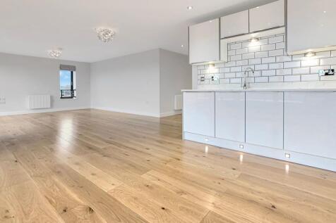 Unfurnished kitchen / living
