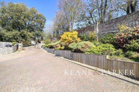 Communal Garden &amp; Entrance