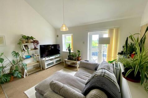 Spacious lounge / dining room / kitchen