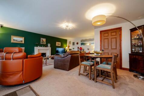 SITTING/DINING ROOM
