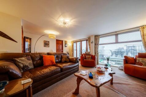 SITTING/DINING ROOM