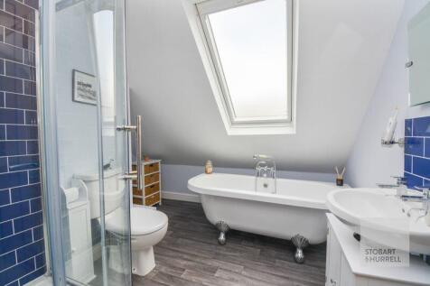 Upstairs Bathroom 
