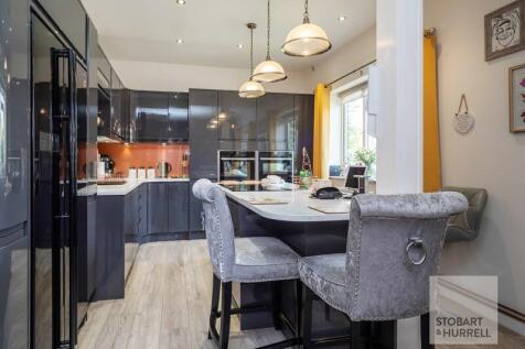 Kitchen with Breakfast Bar 