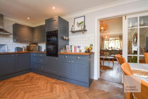 Kitchen to Lounge 