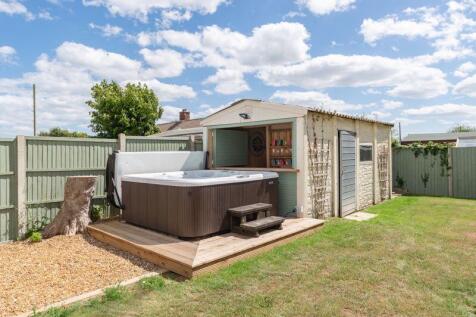 Hot Tub &amp; Bar