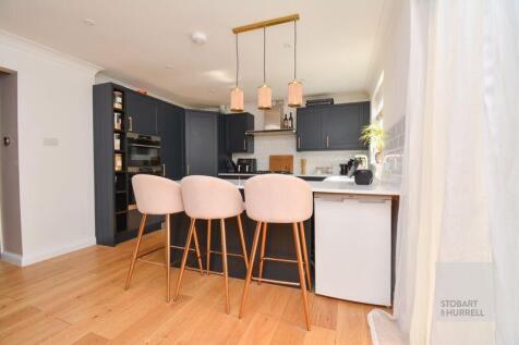 Dining to Kitchen 