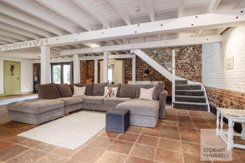 Lounge To First Floor