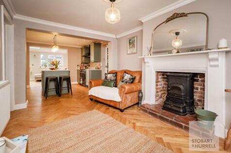 Breakfast Room to Kitchen 