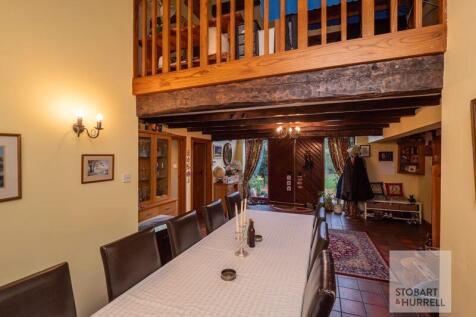 Dining To Entrance