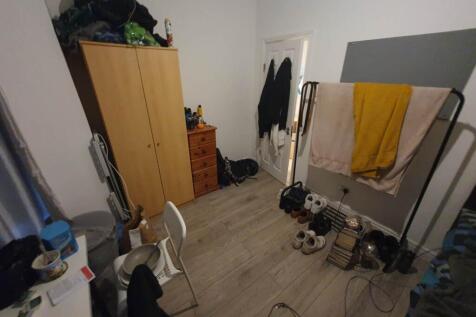 Bedroom 1 (2)