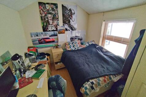 First floor rear bed