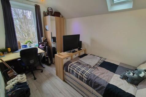 First floor rear bed