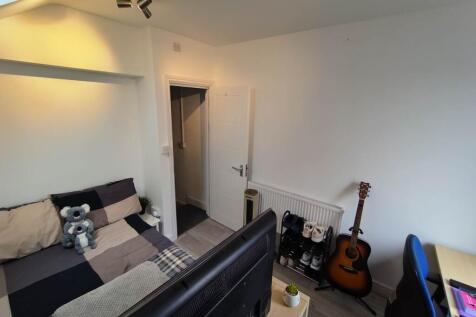 First floor rear bed