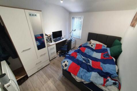 First floor rear bed