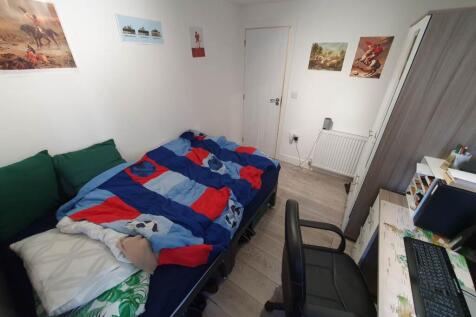 First floor rear bed