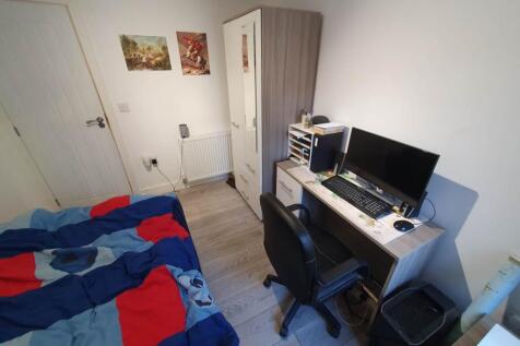 First floor rear bed