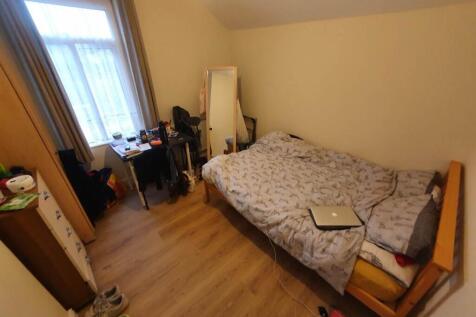 First floor rear bed